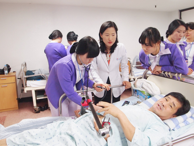 환자에게 직접 혈압 재보기